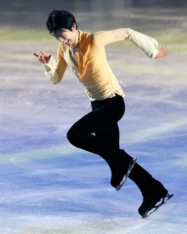 羽生結弦さん、被災地・宮城で野村萬斎さんと鎮魂の舞 フィギュア