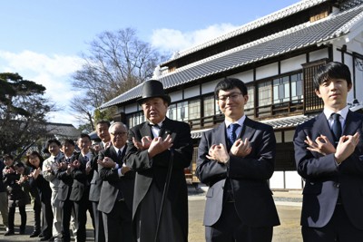 第74期王将戦 第5局の初手は永瀬拓矢九段の2六歩 | 毎日新聞