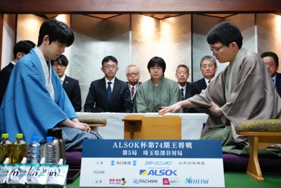 藤井王将、2手目で初の3四歩 永瀬九段はうつむき… 王将戦第5局