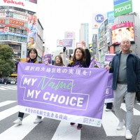 スクランブル交差点を練り歩く「ウィメンズマーチ東京」の参加者ら＝東京都渋谷区で2025年3月8日午後1時36分、深津誠撮影