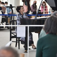 聴衆を前に、双葉中学校のピアノを奏でる西村由紀江さん（中央）＝福島県双葉町中野の浅野撚糸双葉事業所で2025年3月8日午後2時23分、柿沼秀行撮影