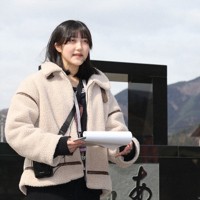 ラグビー場を訪れた観戦者に津波からの避難や震災伝承の大切さを訴える森真心さん（左）＝岩手県釜石市で2025年3月8日、奥田伸一撮影