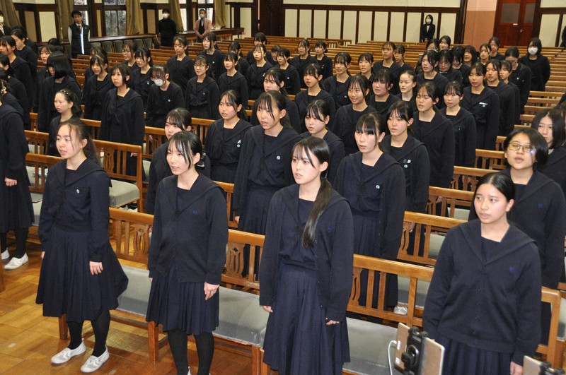 センバツ大会歌「今ありて」の練習に励む神戸山手女子高の生徒＝神戸市中央区で2025年3月5日午後3時44分、関谷徳撮影