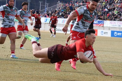ラグビー場であった日本製鉄釜石シーウェイブス対レッドハリケーンズ大阪戦は、釜石がWTB阿部（手前）の3トライなどで35－24で勝利した＝岩手県釜石市で2025年3月8日、奥田伸一撮影