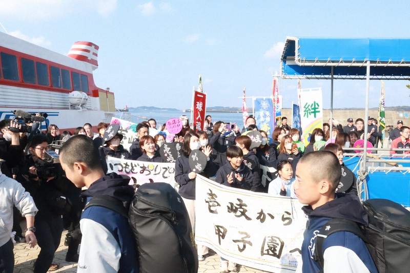 高速船に乗り込む壱岐の選手（手前）を見送る島民たち＝長崎県壱岐市で2025年3月9日午前9時18分、川島一起撮影
