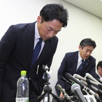 立花孝志氏への情報提供についての記者会見で頭を下げる兵庫県議の増山誠氏（左）。中央は岸口実氏、右は白井孝明氏＝神戸市中央区で2025年2月23日午後4時、長澤凜太郎撮影