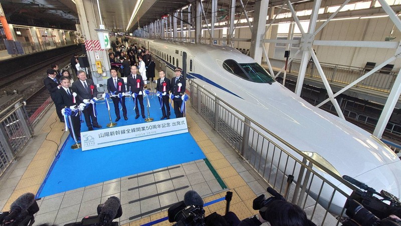 山陽新幹線、全線開業から50年 JR博多駅で出発式 | 毎日新聞