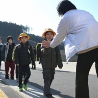 大船渡市立赤崎小での授業再開に向け元気に登校する綾里小の子どもら＝岩手県大船渡市赤崎町で2025年3月10日午前8時53分、渡部直樹撮影