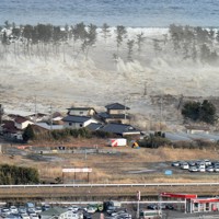 東日本大震災の大津波は、あっという間に家屋をのみ込んだ＝宮城県名取市で2011年3月11日午後3時55分58秒、本社ヘリから手塚耕一郎撮影