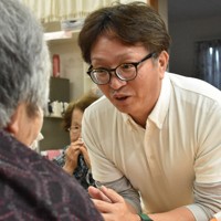自らが開所したデイサービスセンターで、利用者に優しく声をかける内海徳彦さん＝宮城県東松島市で2024年11月12日午後3時35分、遠藤大志撮影