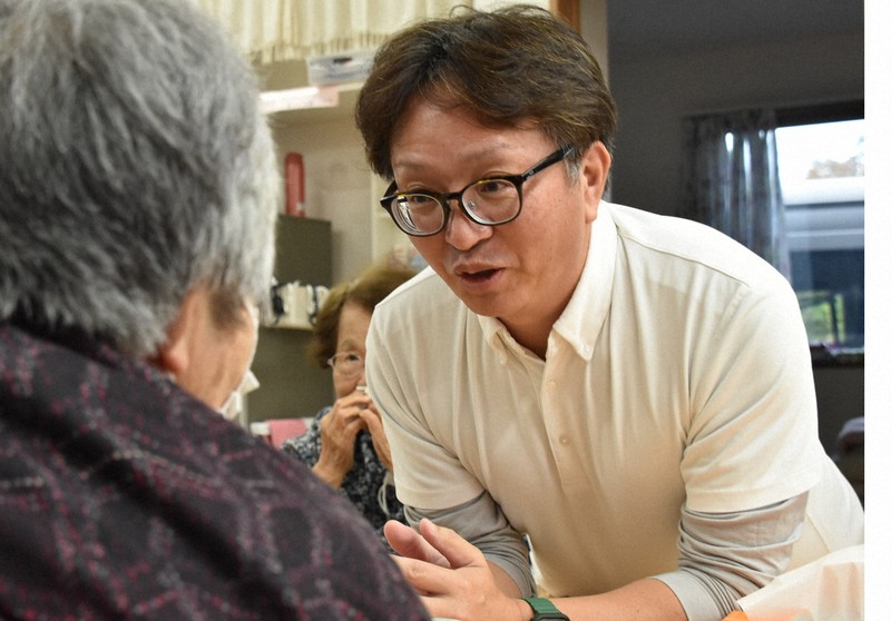 自らが開所したデイサービスセンターで、利用者に優しく声をかける内海徳彦さん＝宮城県東松島市で2024年11月12日午後3時35分、遠藤大志撮影