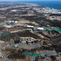 東京電力福島第1原発（右上）周辺に広がる中間貯蔵施設＝福島県大熊町で2025年2月6日、本社ヘリから小出洋平撮影