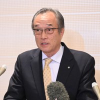 報道陣の質問に答える福島県双葉町の伊沢史朗町長＝福島市で2025年2月24日午後4時4分、松本ゆう雅撮影