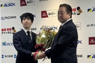 野菜で一番好き…ネギをイメージ 藤井聡太王将、勝者の記念撮影