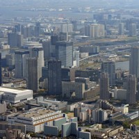 豊洲のタワーマンション群＝東京都江東区で2023年4月5日午後3時21分、本社ヘリから北山夏帆撮影