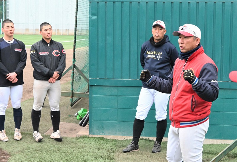 練習中のミーティングで選手に話しかける中谷仁監督＝和歌山市冬野の智弁和歌山高グラウンドで2025年2月28日午後5時4分、藤木俊治撮影