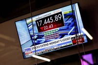 テレビに映し出されるハイテク株主体のナスダック総合指数の価格＝米ニューヨークで2025年3月11日、ロイター
