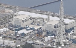 東京電力の柏崎刈羽原発。左から7号機、6号機＝新潟県で2021年4月13日、本社機「希望」から