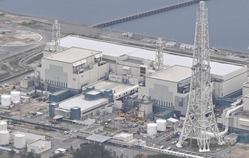 東京電力の柏崎刈羽原発。左から7号機、6号機＝新潟県で2021年4月13日、本社機「希望」から