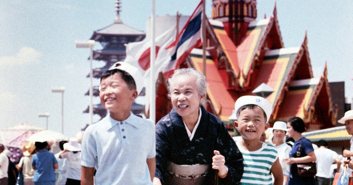 蔵出しPhotoアーカイブ：あの日の紙面 大阪万博 笑顔、こんにちは