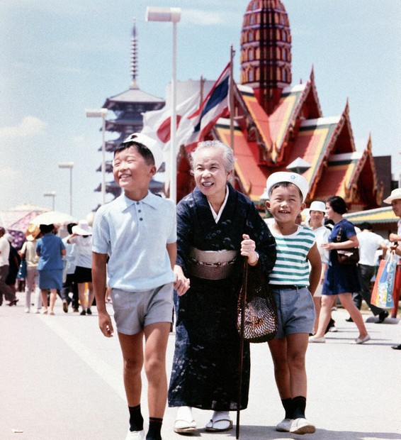 蔵出しPhotoアーカイブ：あの日の紙面 大阪万博 笑顔、こんにちは