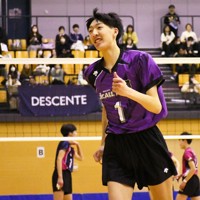 身長197センチのミドルブロッカー荒木拓来選手（近江）=東京都八王子市で2025年2月22日、橋本陵汰撮影