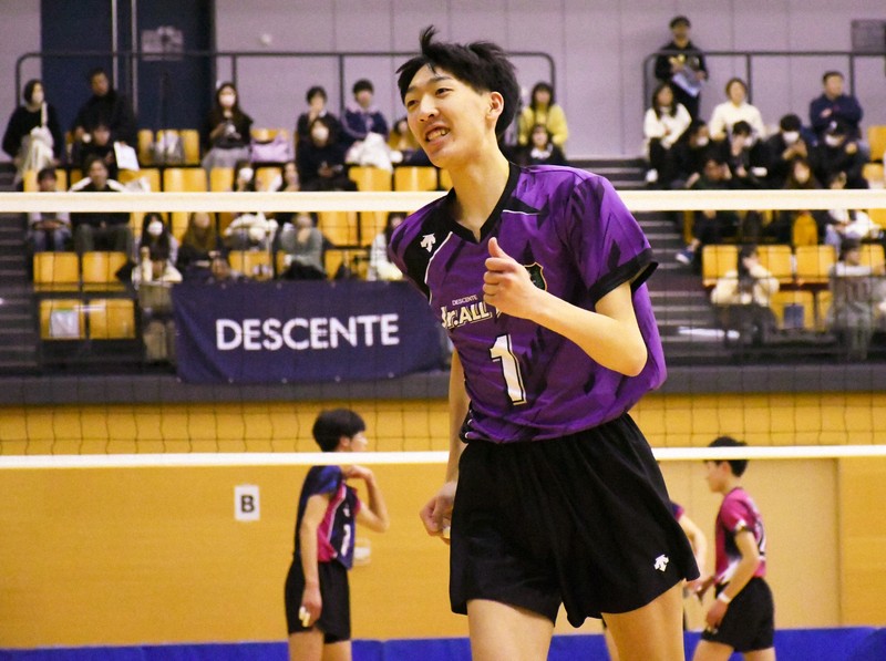 身長197センチのミドルブロッカー荒木拓来選手（近江）=東京都八王子市で2025年2月22日、橋本陵汰撮影