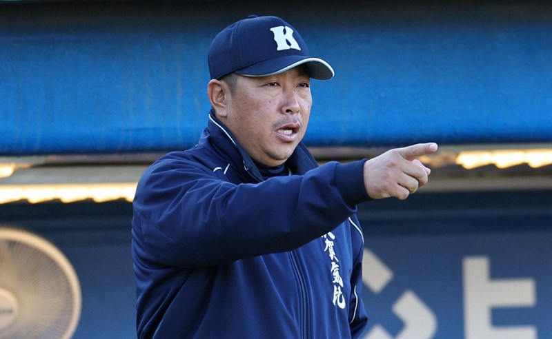 明治神宮大会で指揮を執る敦賀気比の東哲平監督=神宮球場で2024年11月23日、玉城達郎撮影