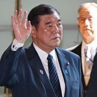 首相官邸に入る石破茂首相＝2025年3月13日午前9時半、平田明浩撮影