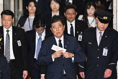 衆院予算委員会での審議を終え、国会内を歩く石破茂首相（中央）＝国会内で2025年3月13日午後5時2分、平田明浩撮影