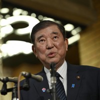 自身に関する報道を受けて、取材に応じる石破茂首相＝首相公邸で2025年3月13日午後11時32分、藤井達也撮影