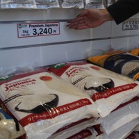 国産米が高騰する中、割安な価格で売れ行きが伸びたベトナム産米＝相模原市南区で2025年3月10日、福富智撮影