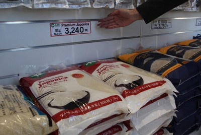 国産米が高騰する中、割安な価格で売れ行きが伸びたベトナム産米＝相模原市南区で2025年3月10日、福富智撮影