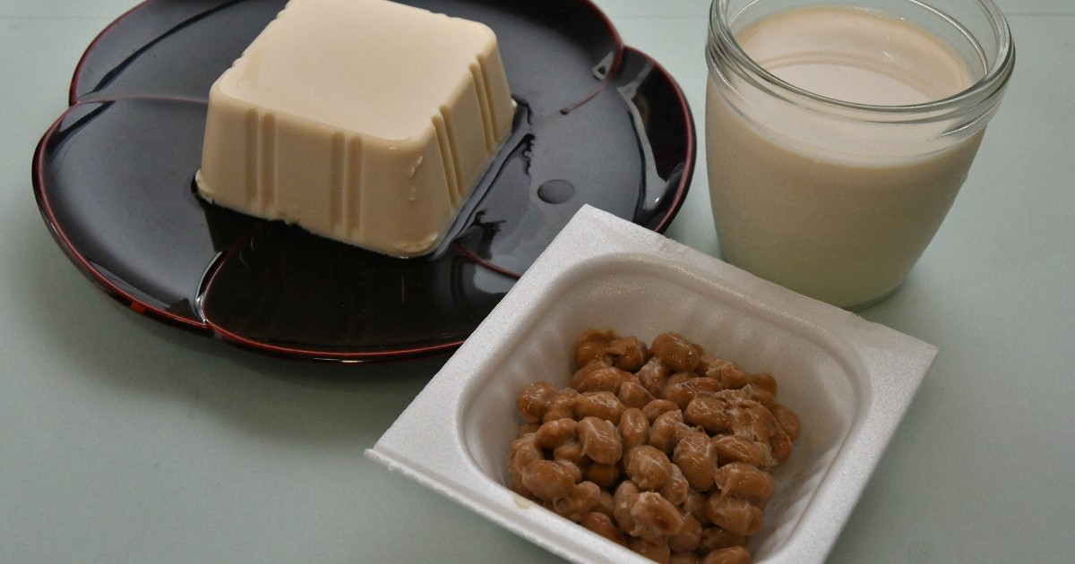 大豆食品の代表格の納豆、豆腐、豆乳＝北九州市小倉北区で2020年6月12日午前8時21分、奥田伸一撮影