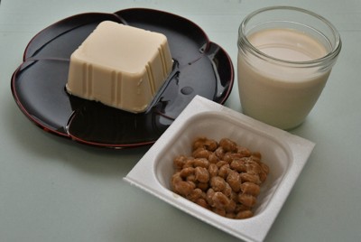 大豆食品の代表格の納豆、豆腐、豆乳＝北九州市小倉北区で2020年6月12日午前8時21分、奥田伸一撮影