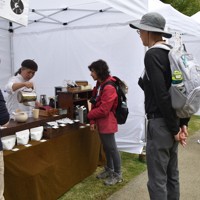 兵庫県宝塚市のイベントでもコーヒーは人気＝2024年11月、土居和弘撮影
