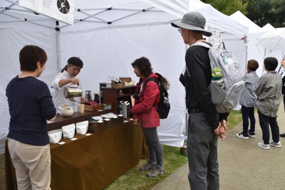 兵庫県宝塚市のイベントでもコーヒーは人気＝2024年11月、土居和弘撮影