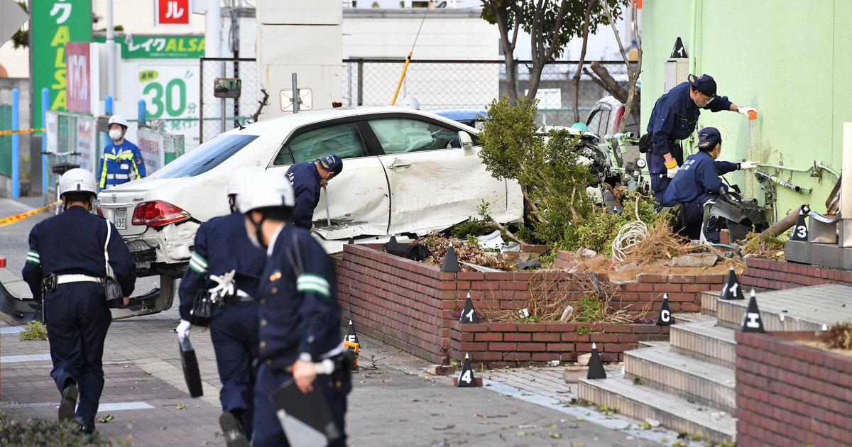 71歳の男性が運転する乗用車が病院に突っ込み、女性2人が死亡した＝大阪市生野区で2023年3月1日午後4時39分、望月亮一撮影