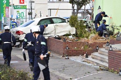 大阪外環狀線發生多車事故，包含校車，12人送醫