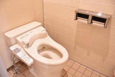 金沢市内の小学校のトイレ改修で設置された温水洗浄便座＝2021年2月、井手千夏撮影