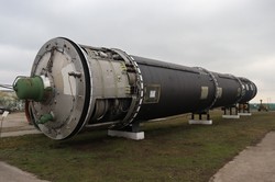 かつてソ連軍の大陸間弾道ミサイル発射基地だった戦略ミサイル軍博物館に展示されている、弾道ミサイルSS18＝ウクライナ南部ペルボマイシクで2025年1月27日、宮川裕章撮影