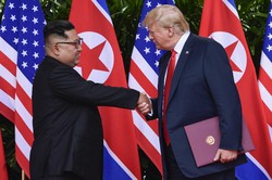 2018年6月12日にシンガポールで会談を終え、握手する金正恩氏（左）とトランプ氏＝AP
