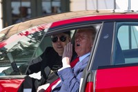 ホワイトハウスの敷地内に停車したテスラ車に乗ったマスク氏とトランプ氏＝ロイター