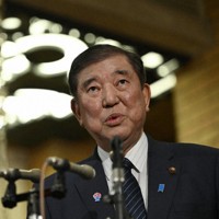 商品券配布問題を受けて、取材に応じる石破茂首相＝首相公邸で13日午後11時32分、藤井達也撮影