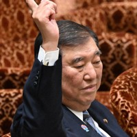 参院予算委員会で公明党・塩田博昭の質問に挙手する石破茂首相＝国会内で2025年3月14日午後3時4分、平田明浩撮影