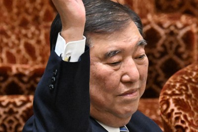 参院予算委員会で公明党・塩田博昭の質問に挙手する石破茂首相＝国会内で2025年3月14日午後3時4分、平田明浩撮影