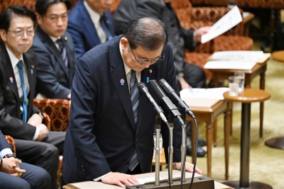 参院予算委員会で自身の商品券問題に関する自民党・山下雄平氏からの質問に対し、陳謝し頭を下げる石破茂首相＝国会内で2025年3月14日午後1時2分、平田明浩撮影