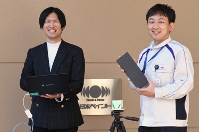 路面に塗るだけで自動運転を可能にする塗料を開発した、日本ペイント・インダストリアルコーティングスの高橋義和さん（右）と笠置政志さん＝東京都品川区で2025年2月26日、宮本明登撮影