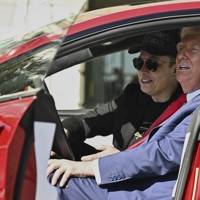 テスラ車に乗るトランプ米大統領（右）とイーロン・マスク氏＝ホワイトハウスで2025年3月11日、AP