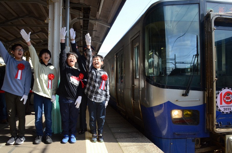 トキ鉄10周年、地元小学生ら祝う 旧国鉄車両や観光列車で人気